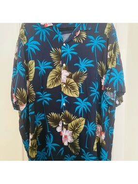 Men's Tropical Palm Print Button-Down Shirt in Navy Blue